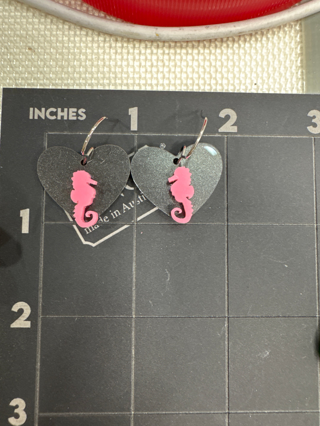 Love Seahorses earrings in pink and black