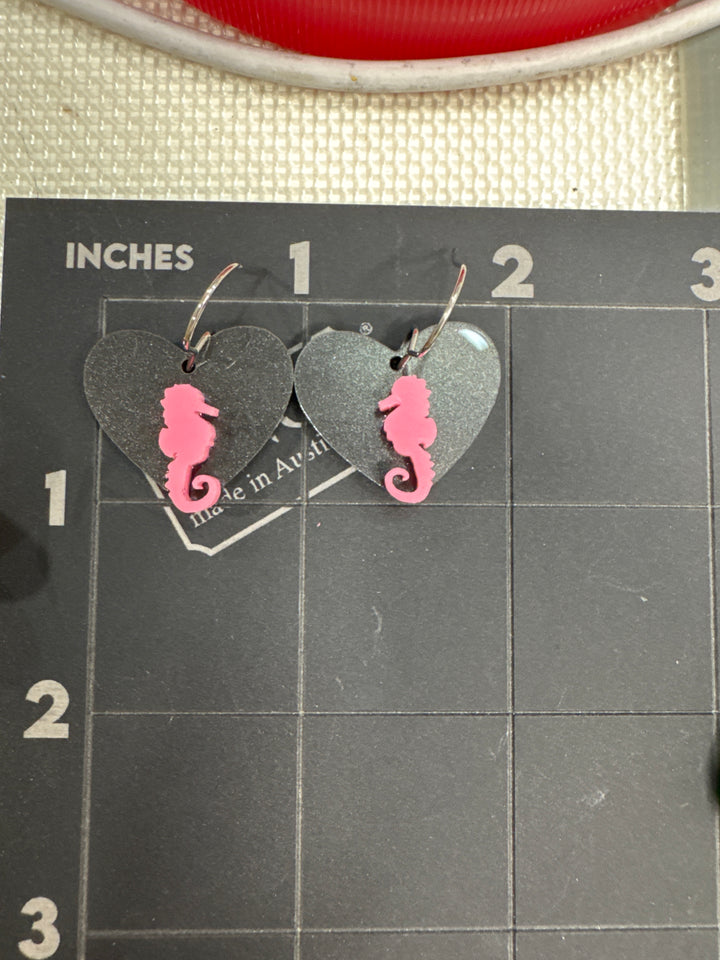 Love Seahorses earrings in pink and black