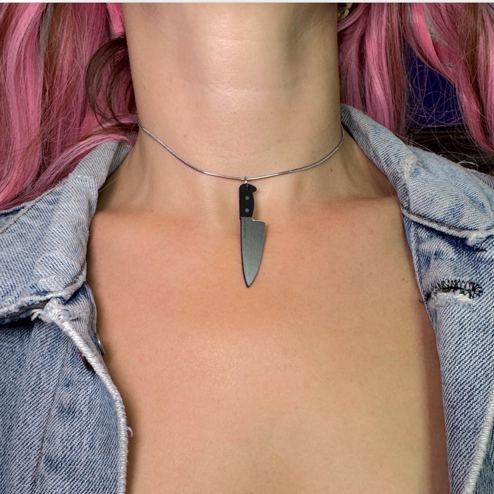 See how the necklace can be pulled to wear as a choker? how cool! 