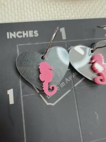 Love Seahorses earrings in pink and black